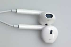 Hate wireless? Apple's classic EarPods are under $11 right now