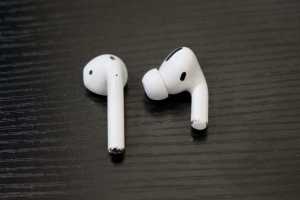 Apple simplifies switching and beefs up sound quality in upcoming AirPods update