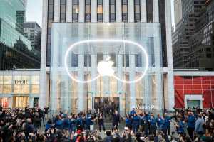 Forget the script. Apple is selling Vision Pro all wrong