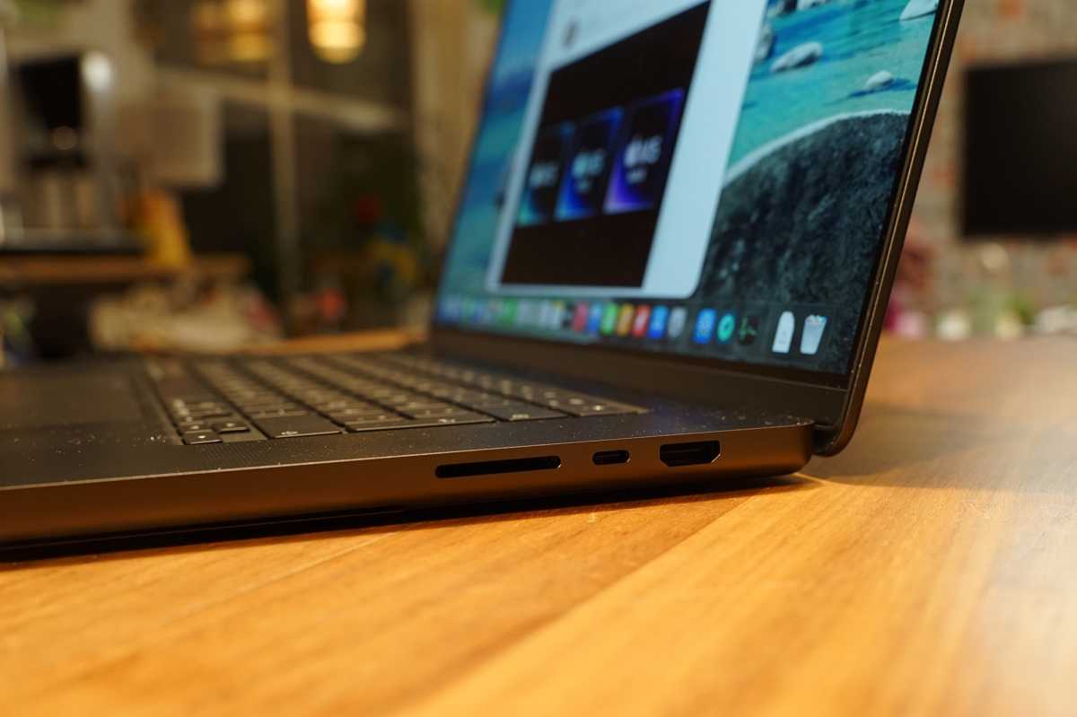 Macbook Pro 16 M5 Max, portarna p&aring; h&ouml;ger sida.